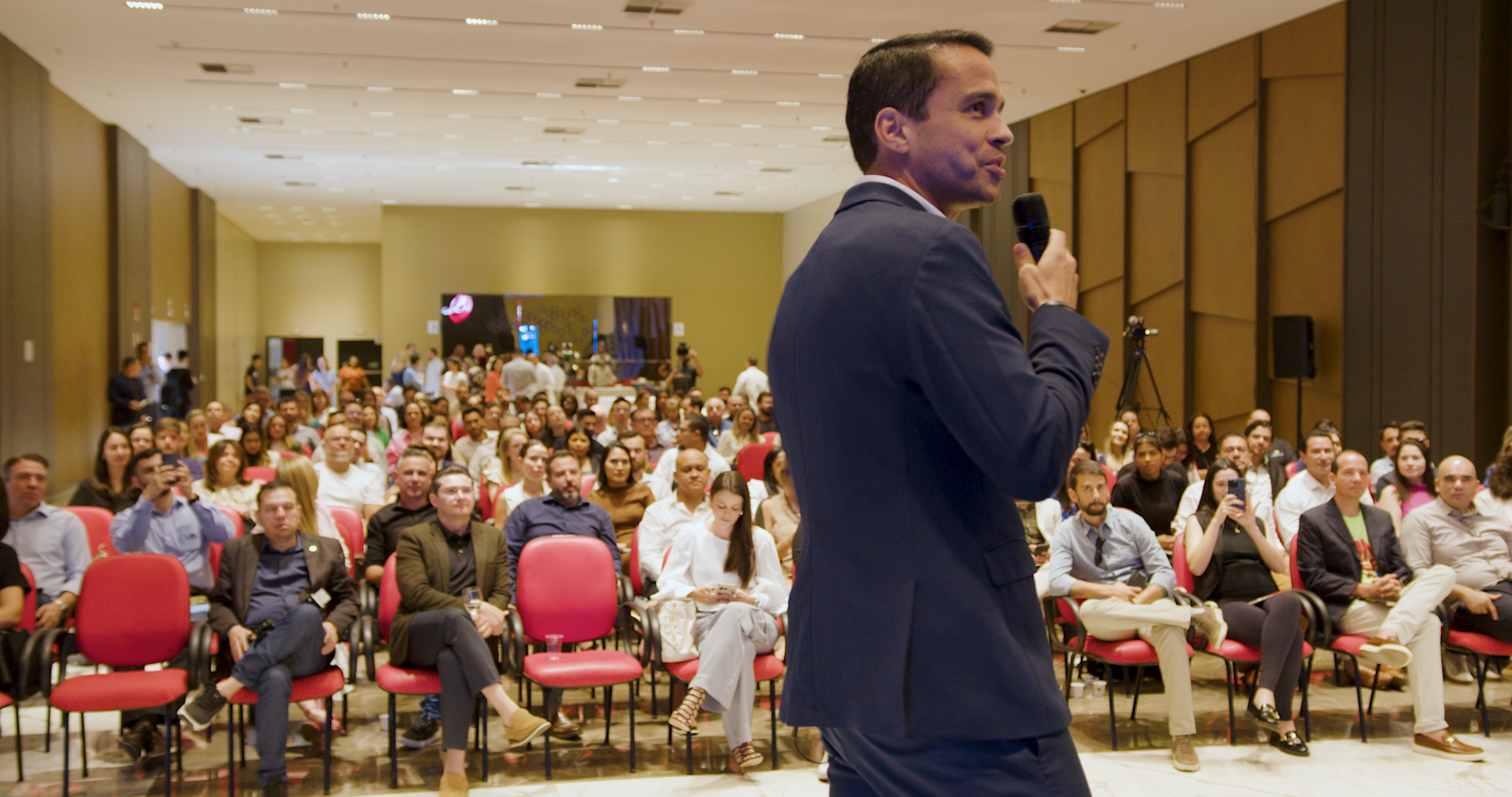 Diogo Wendling em uma palestra diante de uma audiência